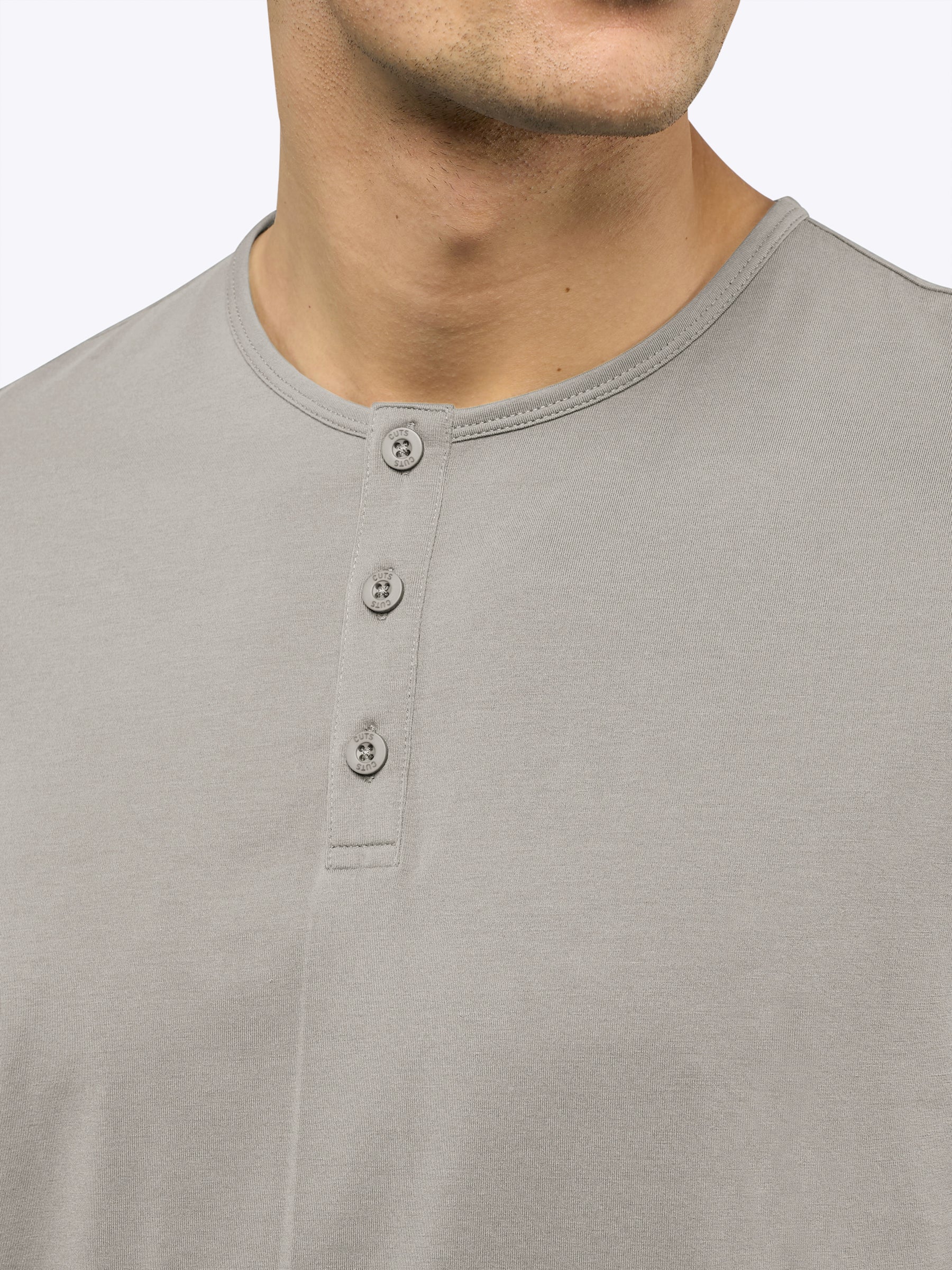 CUTS | AO Henley Curve-Hem Tee Morning Dove | Gray