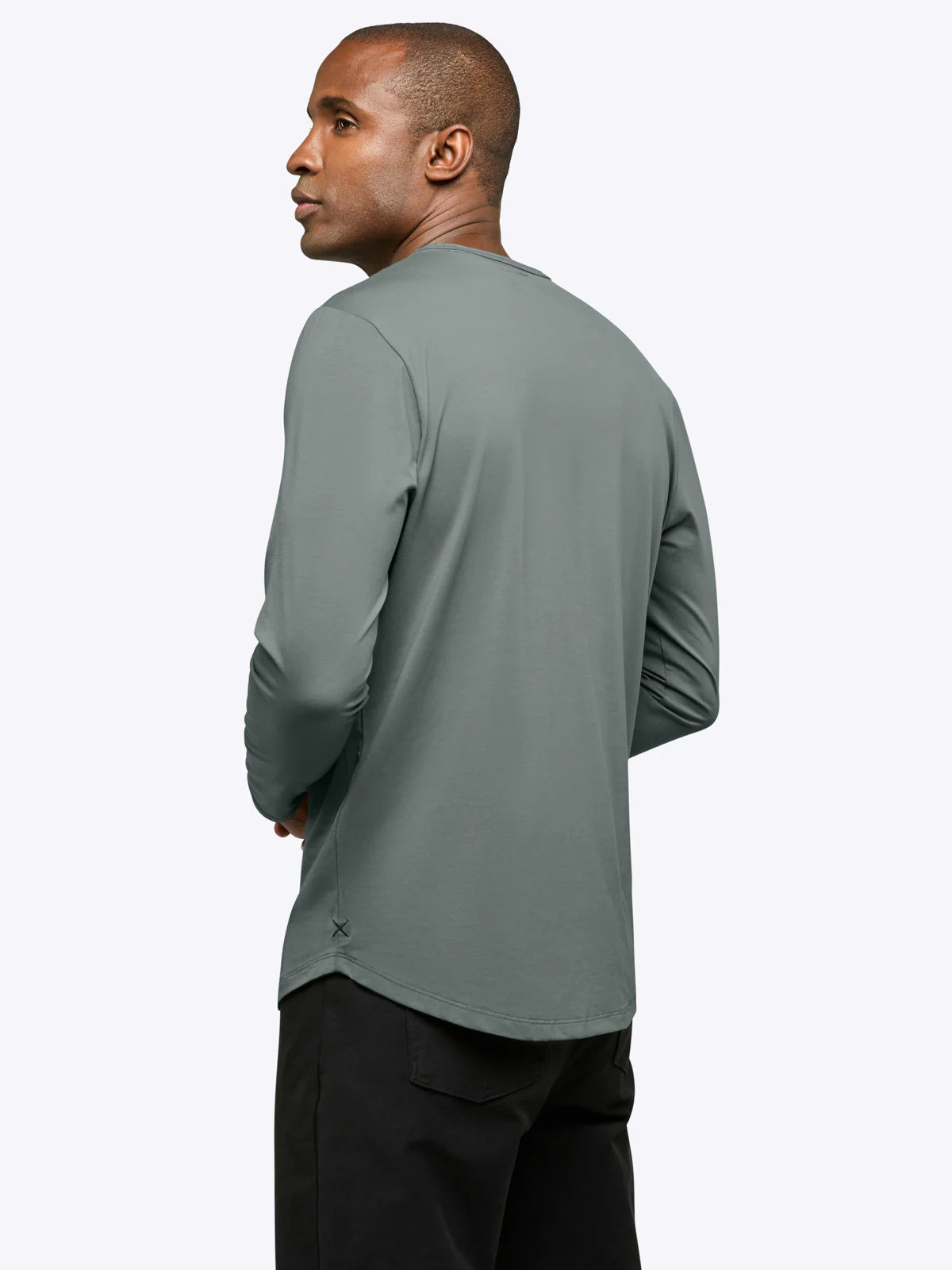 CUTS | AO Long Sleeve Curve-Hem Tee | Athletic Fit