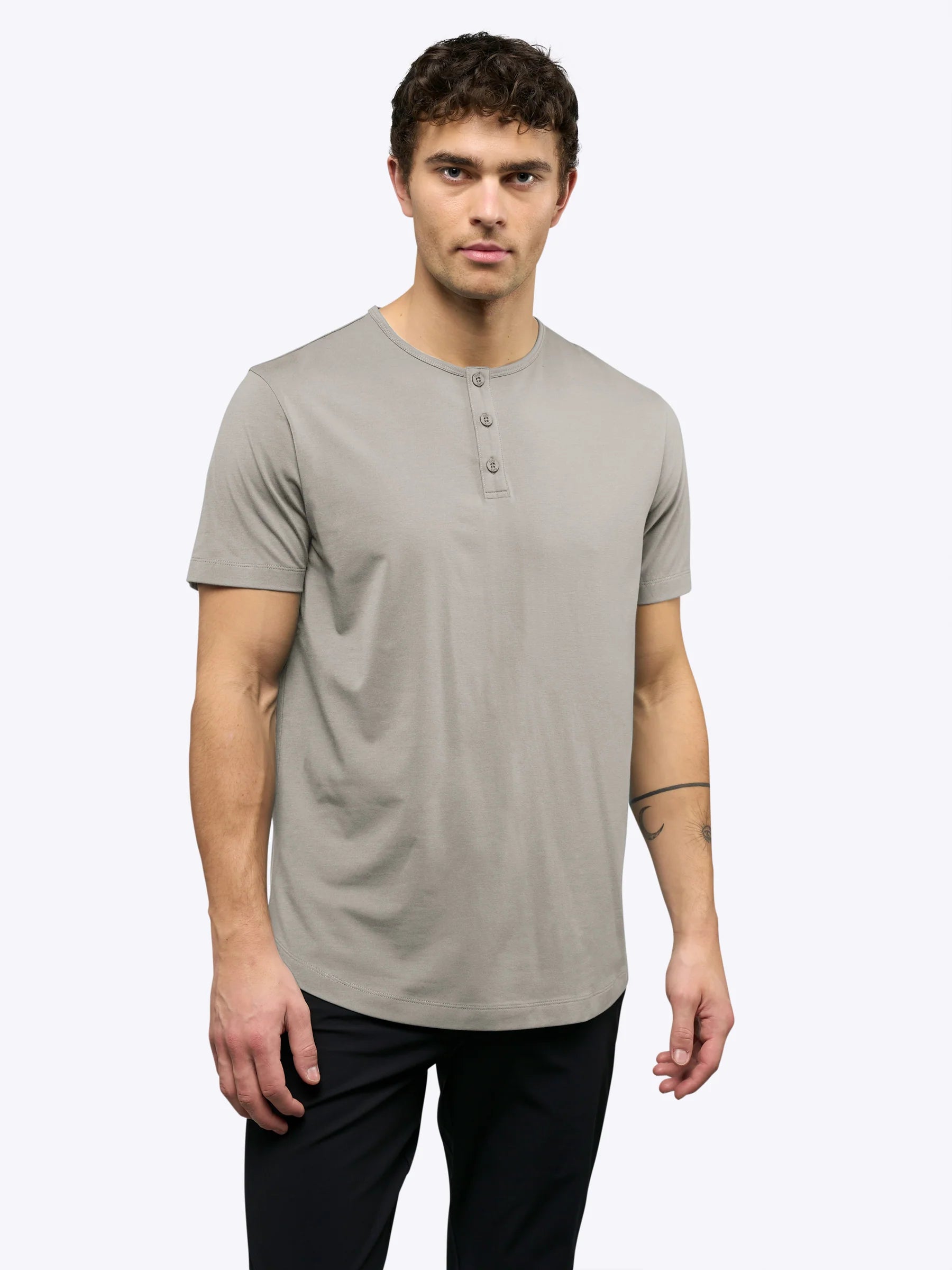 CUTS | AO Henley Curve-Hem Tee Morning Dove | Gray