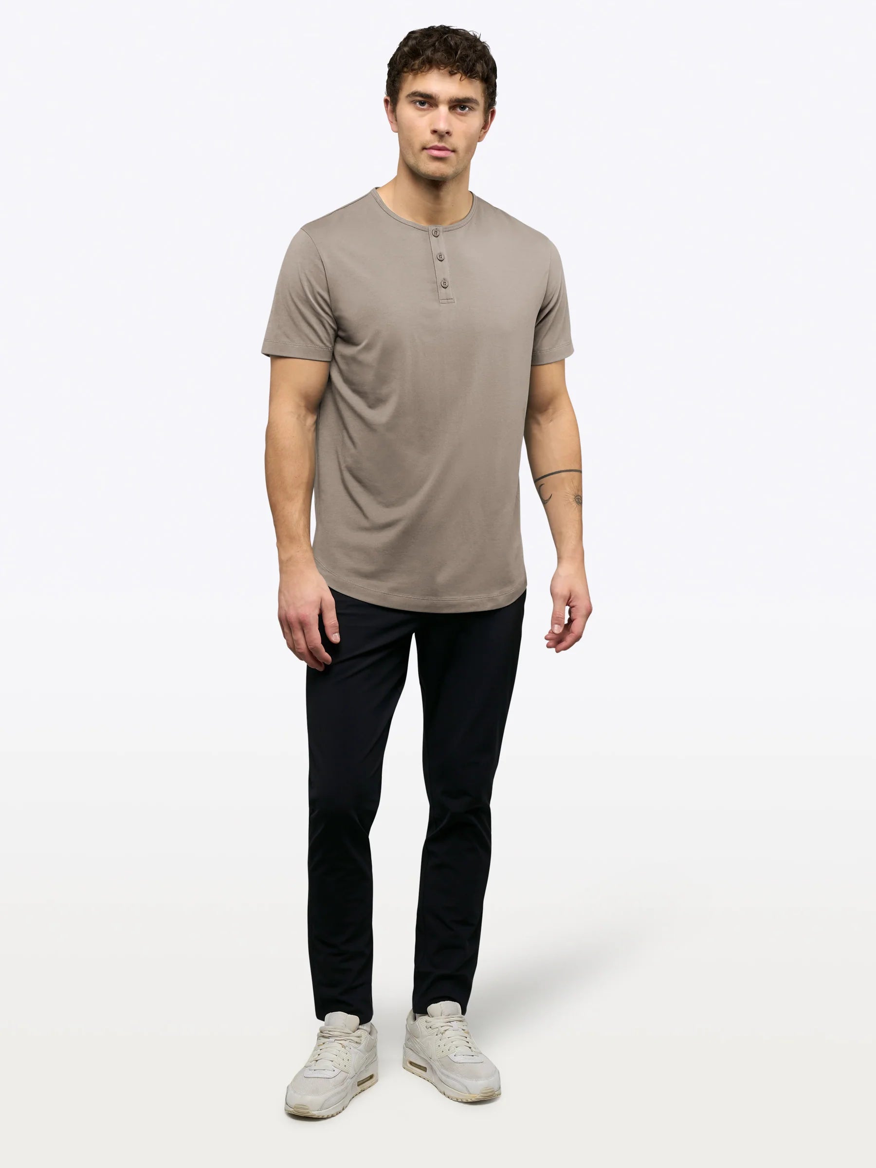 CUTS | AO Henley Curve-Hem Pure Cashmere | Beige