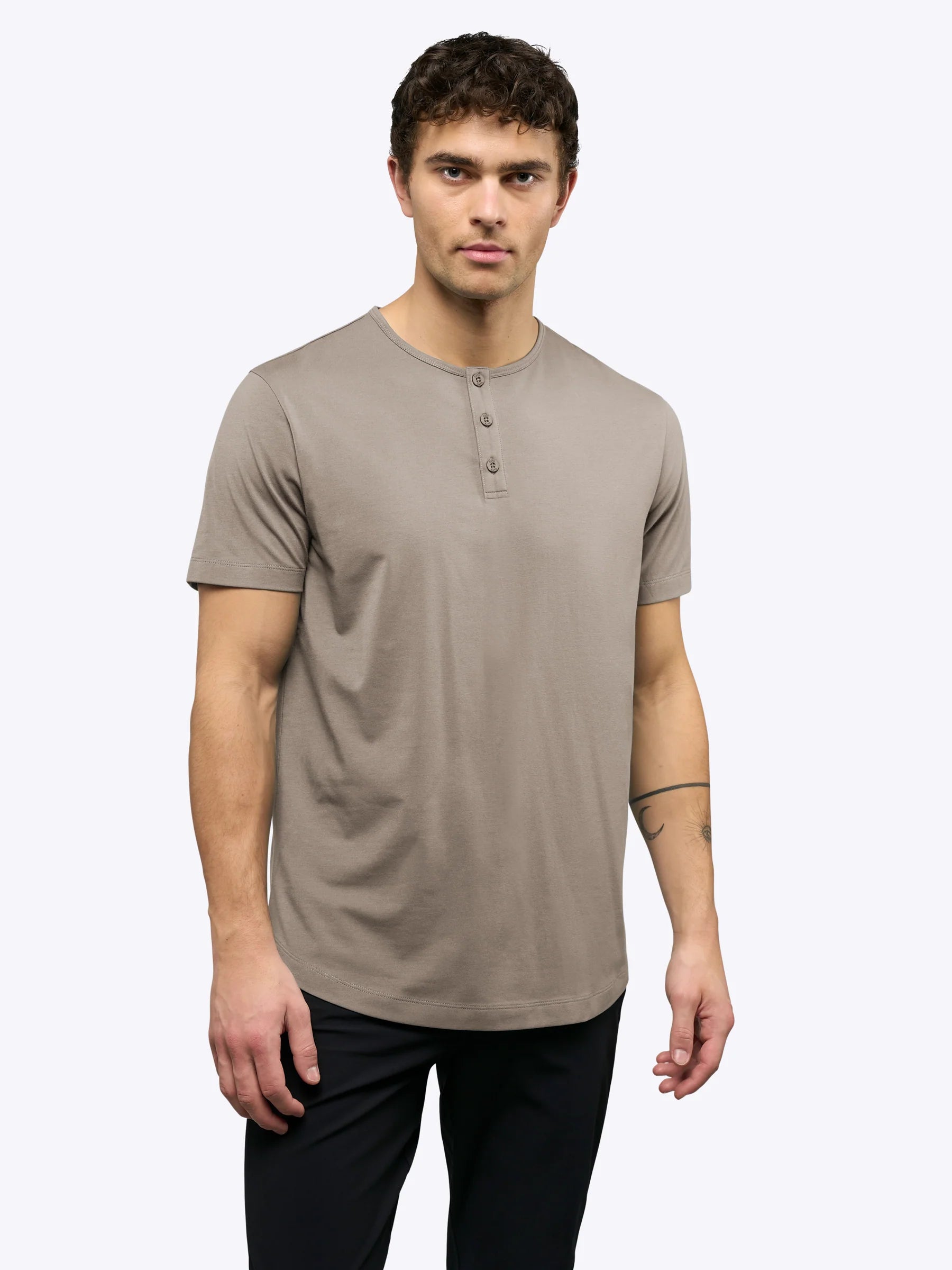 CUTS | AO Henley Curve-Hem Pure Cashmere | Beige