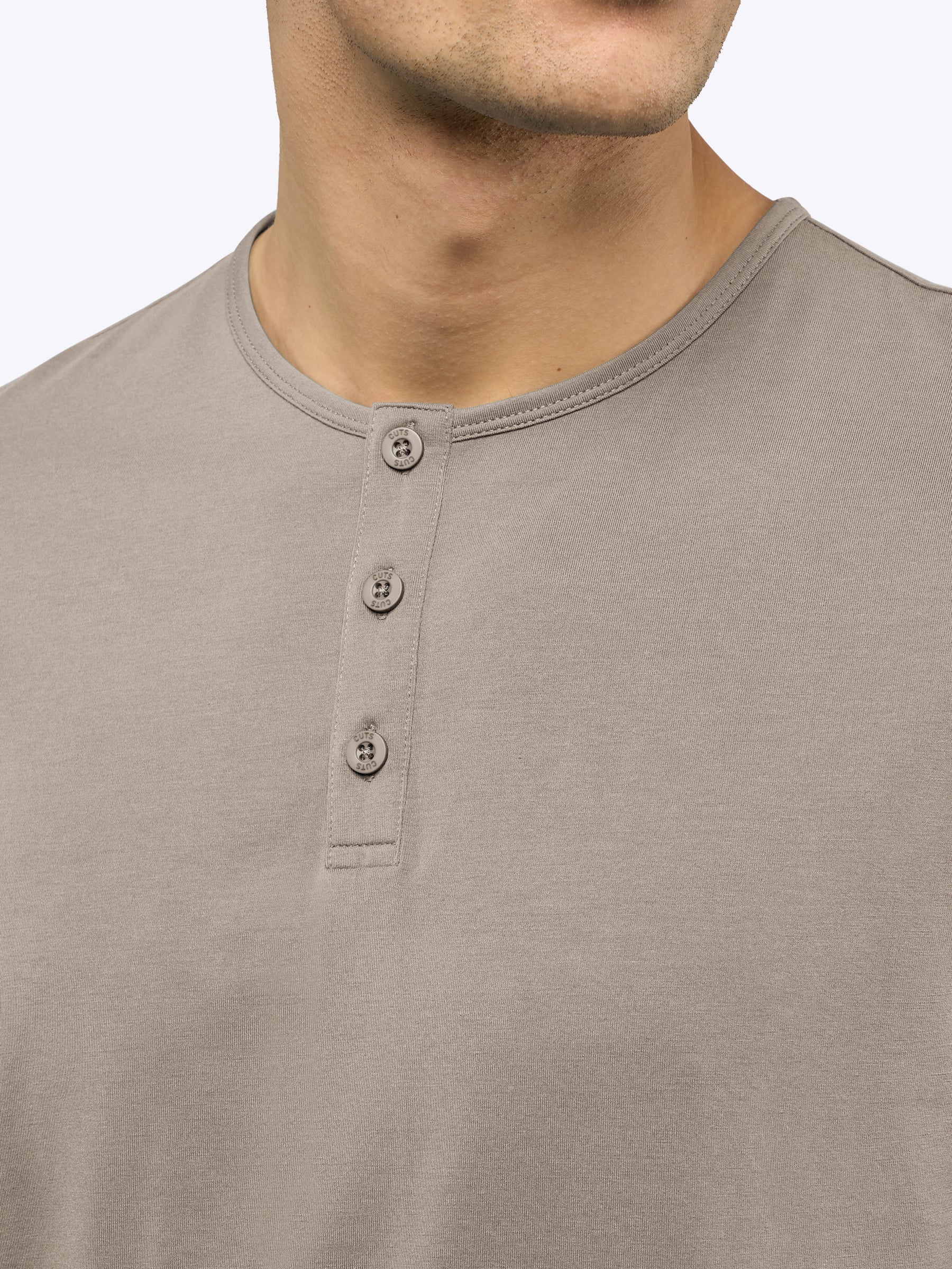 CUTS | AO Henley Curve-Hem Pure Cashmere | Beige