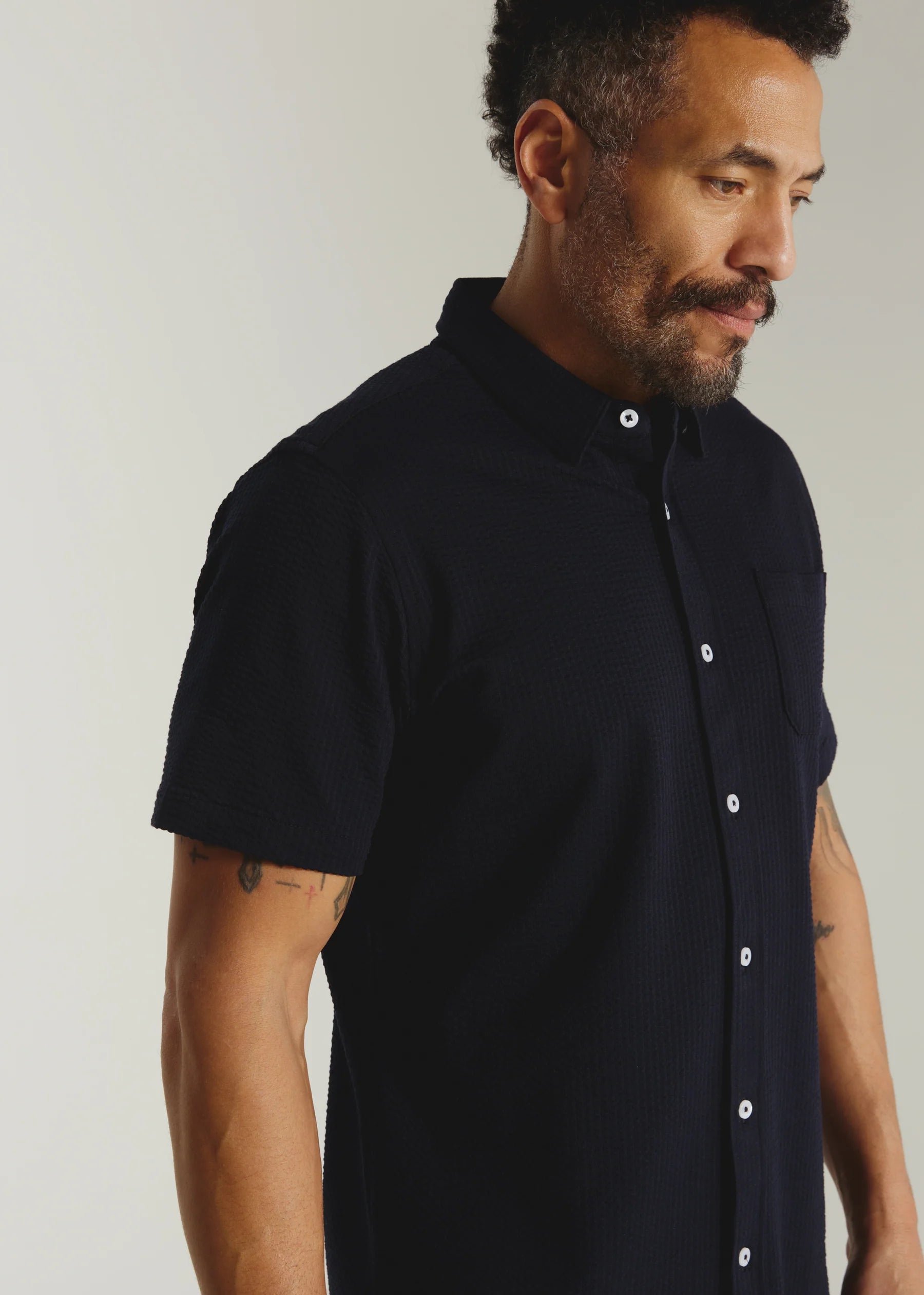 7Diamonds | Bennet Seersucker Stretch Short Sleeve Shirt | Navy